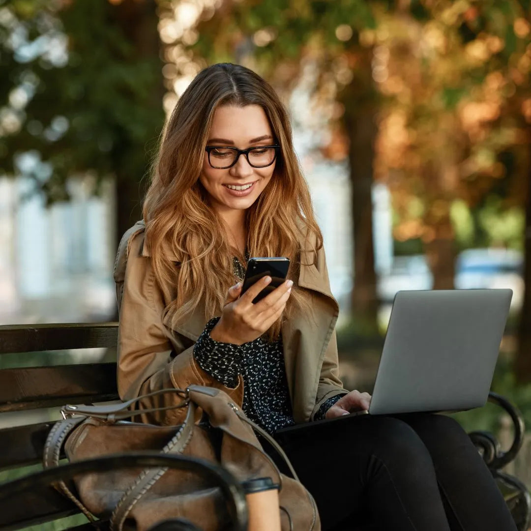 Nő telefonon rendel online a DABEAN webáruházban