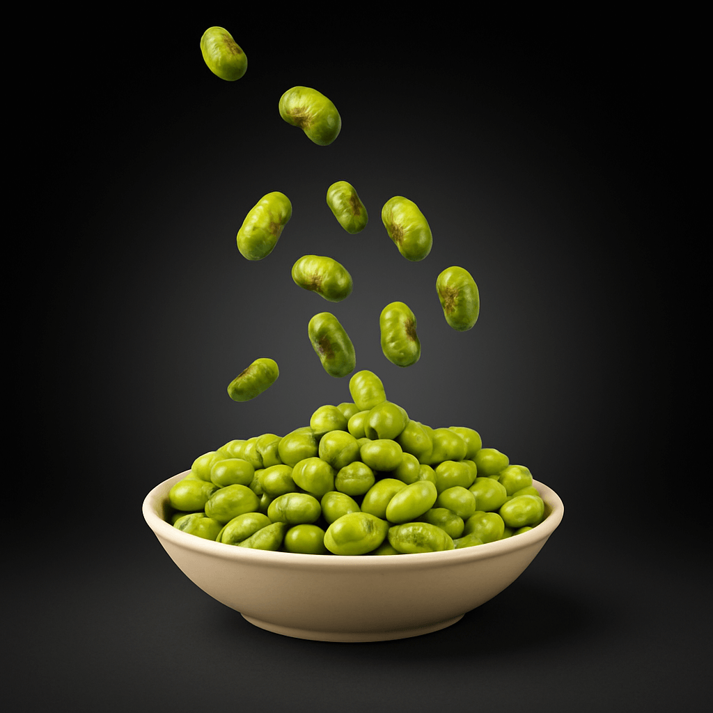 Pirított edamame szemek hullanak egy tálba – DABEAN fehérjedús nasi