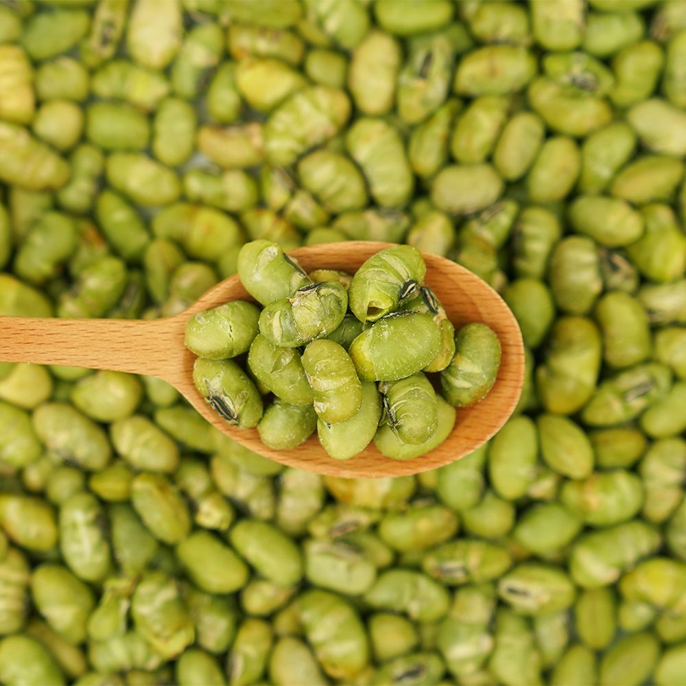 Pirított edamame fakanálon – ropogós, fehérjedús DABEAN nasi