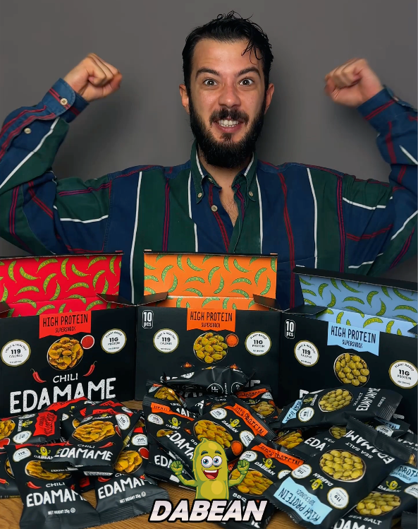 Mosolygó férfi rengeteg DABEAN pirított edamame csomaggal