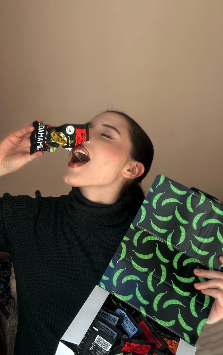 Fiatal nő DABEAN pirított edamame-et eszik
