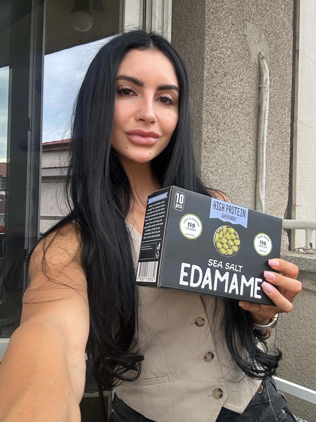Fiatal nő szelfin DABEAN tengeri sós edamame dobozzal